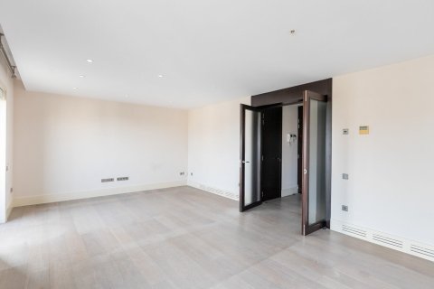 Apartamento de 3 dormitorios en venta en Barcelona, Cataluña, Spain № 1521 - foto 5