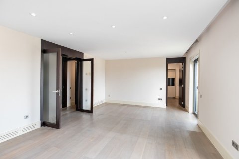 Apartamento de 3 dormitorios en venta en Barcelona, Cataluña, Spain № 1521 - foto 4