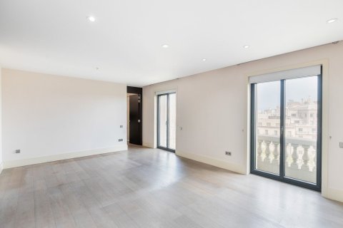 Apartamento de 3 dormitorios en venta en Barcelona, Cataluña, Spain № 1521