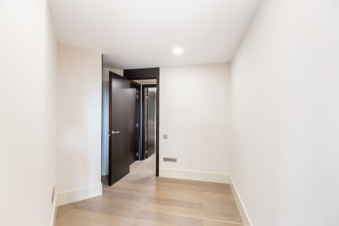 Apartamento de 3 dormitorios en venta en Barcelona, Cataluña, Spain № 1521 - foto 15