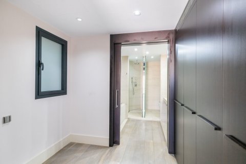 Apartamento de 3 dormitorios en venta en Barcelona, Cataluña, Spain № 1521 - foto 13