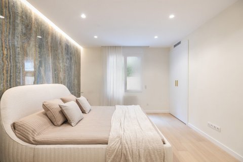 Apartamento de 4 dormitorios en venta en Barcelona, Cataluña, Spain № 1515 - foto 18