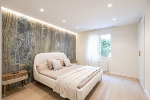 Apartamento de 4 dormitorios en venta en Barcelona, Cataluña, Spain № 1515 - foto 16