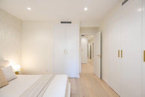 Apartamento de 4 dormitorios en venta en Barcelona, Cataluña, Spain № 1515 - foto 12