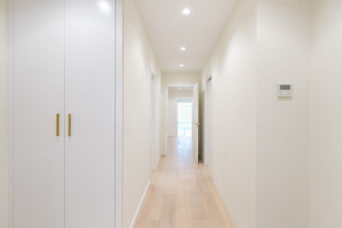 Apartamento de 4 dormitorios en venta en Barcelona, Cataluña, Spain № 1515 - foto 13