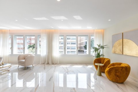 Apartamento de 4 dormitorios en venta en Barcelona, Cataluña, Spain № 1515