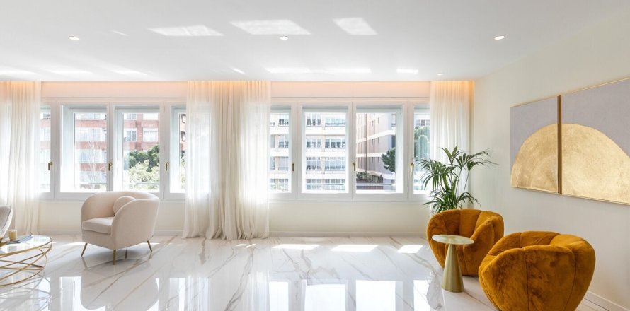 Apartamento de 4 dormitorios en venta en Barcelona, Cataluña, Spain № 1515