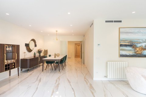 Apartamento de 4 dormitorios en venta en Barcelona, Cataluña, Spain № 1515 - foto 7