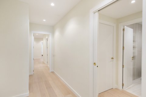 Apartamento de 4 dormitorios en venta en Barcelona, Cataluña, Spain № 1515 - foto 27