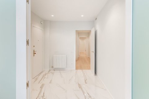 Apartamento de 4 dormitorios en venta en Barcelona, Cataluña, Spain № 1515 - foto 28