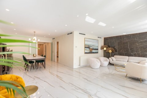 Apartamento de 4 dormitorios en venta en Barcelona, Cataluña, Spain № 1515 - foto 4