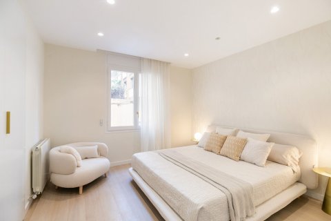 Apartamento de 4 dormitorios en venta en Barcelona, Cataluña, Spain № 1515 - foto 10