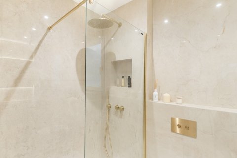 Apartamento de 4 dormitorios en venta en Barcelona, Cataluña, Spain № 1515 - foto 15