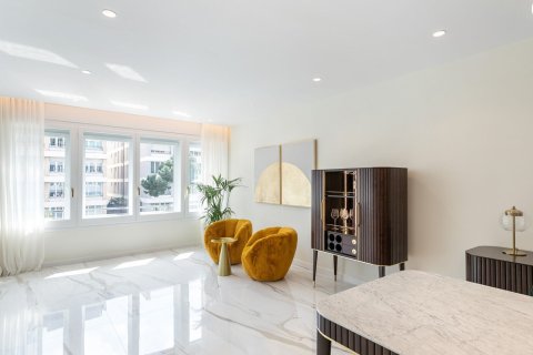 Apartamento de 4 dormitorios en venta en Barcelona, Cataluña, Spain № 1515 - foto 3