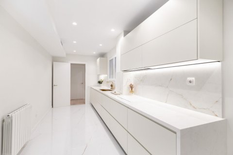 Apartamento de 4 dormitorios en venta en Barcelona, Cataluña, Spain № 1515 - foto 9