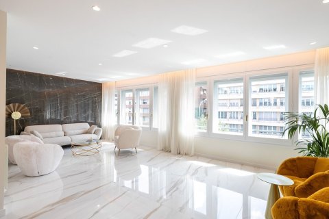 Apartamento de 4 dormitorios en venta en Barcelona, Cataluña, Spain № 1515 - foto 2