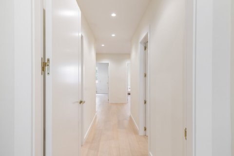 Apartamento de 4 dormitorios en venta en Barcelona, Cataluña, Spain № 1515 - foto 24