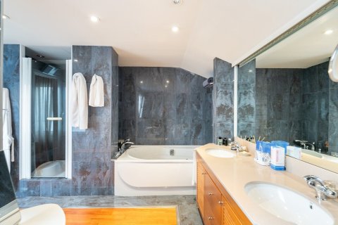 Apartamento de 4 dormitorios en venta en Barcelona, Cataluña, Spain № 1520 - foto 16