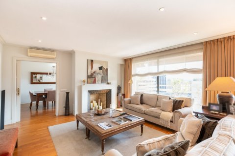 Apartamento de 4 dormitorios en venta en Barcelona, Cataluña, Spain № 1520 - foto 3