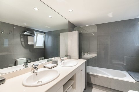 Apartamento de 4 dormitorios en venta en Barcelona, Cataluña, Spain № 1520 - foto 21