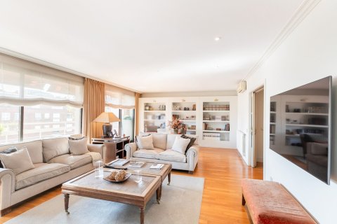 Apartamento de 4 dormitorios en venta en Barcelona, Cataluña, Spain № 1520