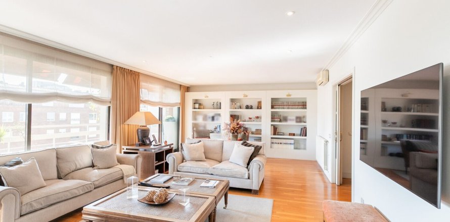 Apartamento de 4 dormitorios en venta en Barcelona, Cataluña, Spain № 1520