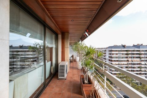 Apartamento de 4 dormitorios en venta en Barcelona, Cataluña, Spain № 1520 - foto 5
