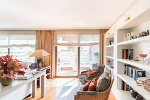 Apartamento de 4 dormitorios en venta en Barcelona, Cataluña, Spain № 1520 - foto 4