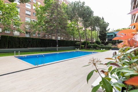 Apartamento de 4 dormitorios en venta en Barcelona, Cataluña, Spain № 1520 - foto 24