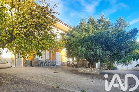 Сasa de 7 dormitorios en venta en Vilanova i la Geltrú, Barcelona, Cataluña, Spain № 4751 - foto 8