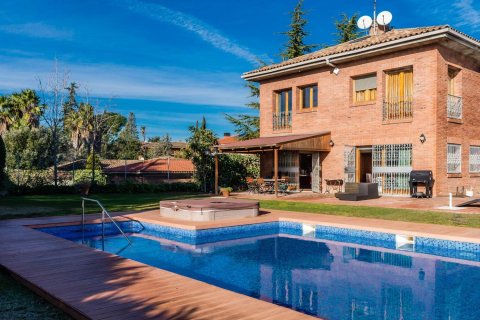 Villa de 7 dormitorios en venta en Cerdanyola del Vallès, Barcelona, Cataluña, Spain № 1137