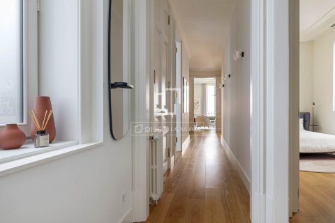 Apartamento de 3 dormitorios en venta en Barcelona, Cataluña, Spain № 8769 - foto 22