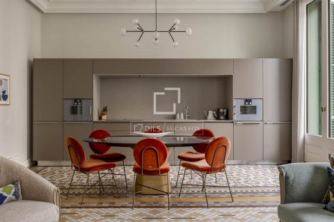 Apartamento de 3 dormitorios en venta en Barcelona, Cataluña, Spain № 8769 - foto 2