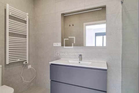 Apartamento de 3 dormitorios en venta en L'Hospitalet de Llobregat, Barcelona, Cataluña, Spain № 8766 - foto 26