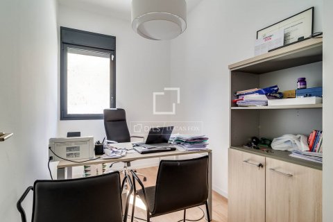 Apartamento de 3 dormitorios en venta en L'Hospitalet de Llobregat, Barcelona, Cataluña, Spain № 8766 - foto 19