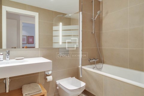 Ático de 2 dormitorios en venta en Barcelona, Cataluña, Spain № 8765 - foto 24