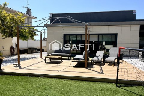 Villa de 10 dormitorios en venta en Cubelles, Barcelona, Cataluña, Spain № 2257 - foto 2