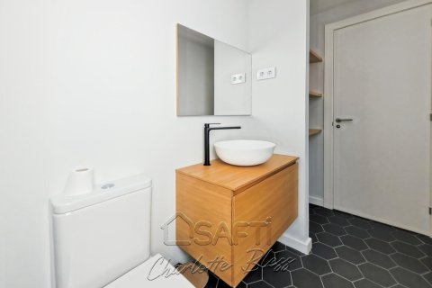 Apartamento de 2 dormitorios en venta en Ciudad Vieja, Barcelona, Cataluña, Spain № 2262 - foto 8