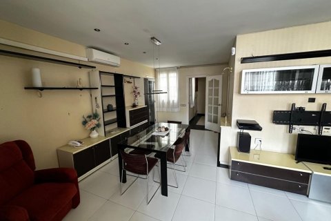 Apartamento de 4 dormitorios en venta en Sants-Montjuïc, Barcelona, Cataluña, Spain № 2181 - foto 2