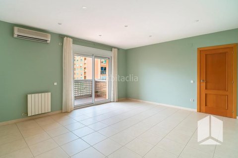 Apartamento de 3 dormitorios en venta en Castelldefels, Barcelona, Cataluña, Spain № 2177 - foto 2