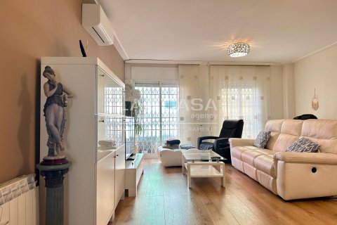 Apartamento de 4 dormitorios en venta en Santa Coloma de Gramenet, Barcelona, Cataluña, Spain № 2179 - foto 24