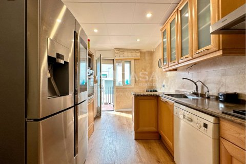 Apartamento de 4 dormitorios en venta en Santa Coloma de Gramenet, Barcelona, Cataluña, Spain № 2179 - foto 12