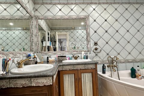 Apartamento de 4 dormitorios en venta en Santa Coloma de Gramenet, Barcelona, Cataluña, Spain № 2179 - foto 19