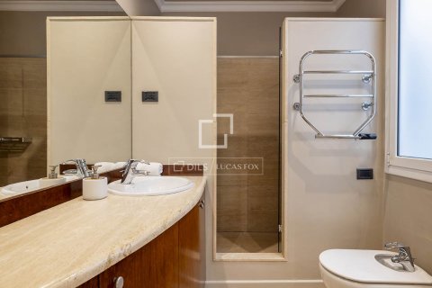 Apartamento de 4 dormitorios en alquiler en Barcelona, Cataluña, Spain № 8668 - foto 16