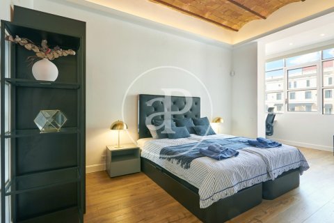 Apartamento de 3 dormitorios en venta en Eixample, Barcelona, Cataluña, Spain № 2445 - foto 12