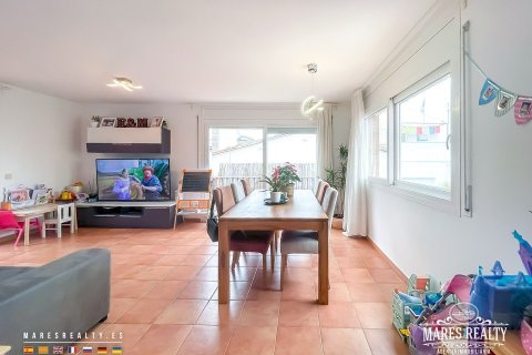 Casa adosada de 4 dormitorios en venta en Canet de Mar, Barcelona, Cataluña, Spain № 1042 - foto 3