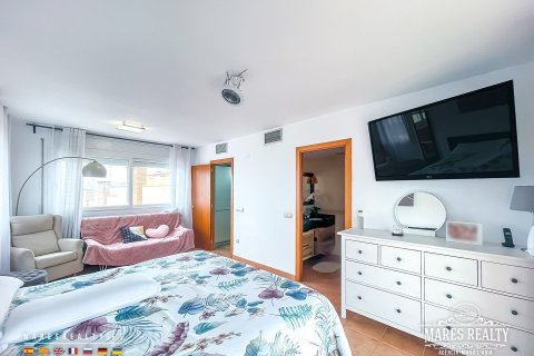 Casa adosada de 4 dormitorios en venta en Canet de Mar, Barcelona, Cataluña, Spain № 1042 - foto 13
