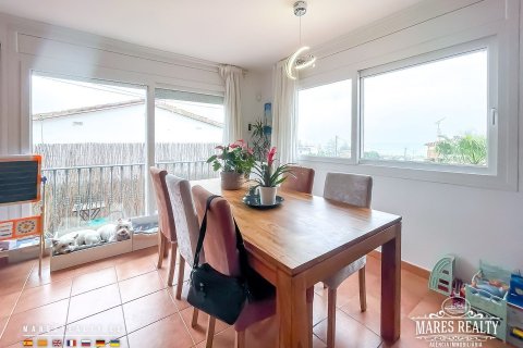 Casa adosada de 4 dormitorios en venta en Canet de Mar, Barcelona, Cataluña, Spain № 1042 - foto 2