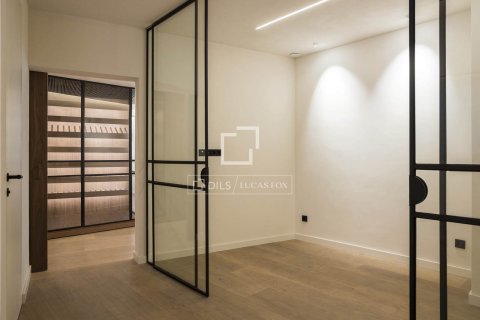 Apartamento de 5 dormitorios en venta en Barcelona, Cataluña, Spain № 3719 - foto 28