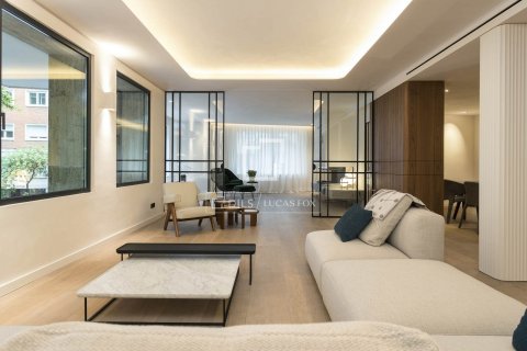 Apartamento de 5 dormitorios en venta en Barcelona, Cataluña, Spain № 3719 - foto 5
